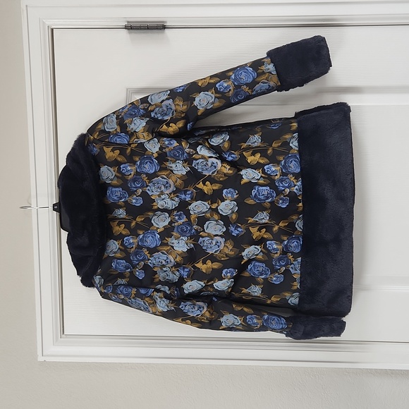 Beautiful coat - Picture 4 of 5